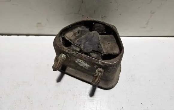 Opel Vectra A Engine mount bracket 90168940 90157144