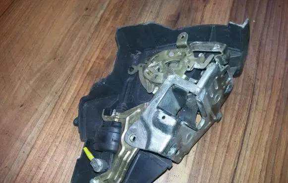 Mercedes-Benz C W202 Rear door lock 2027300635
