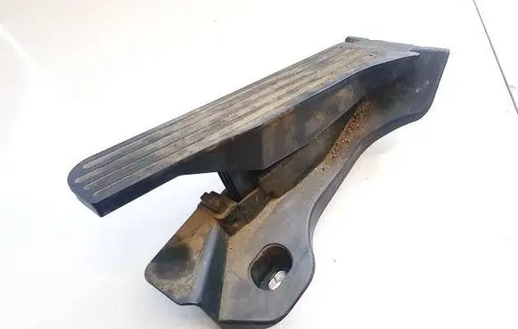 Accelerator throttle pedal