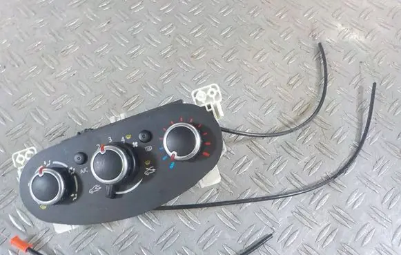 Renault Twingo III Climate control unit 00862902 CW118002 140910