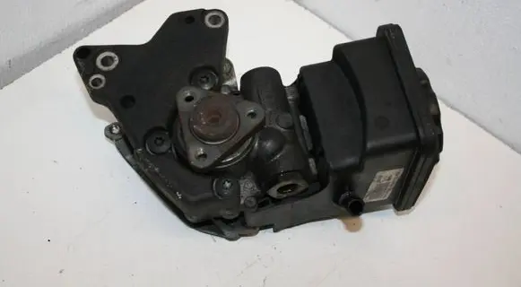 BMW 5 E60 E61 Power steering pump 7693974101