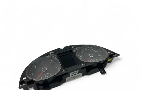 Volkswagen PASSAT CC Speedometer (instrument cluster) 3C8920870C