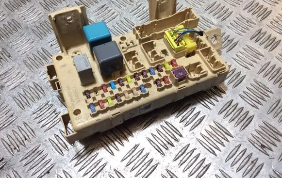 Toyota Corolla Verso AR10 Fuse module 892210F020