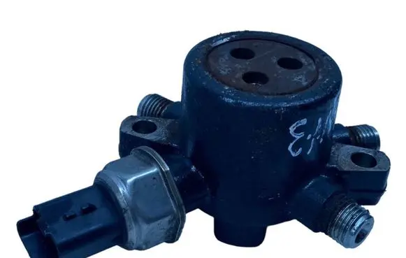 Nissan NV200 Fuel distributor 8200584034 8200334367