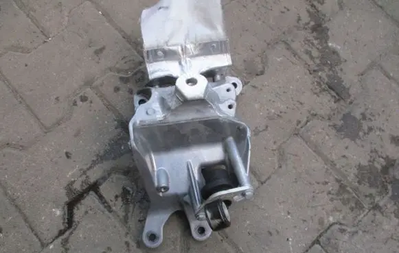 Audi A4 S4 B7 8E 8H Engine mounting bracket AUDI4M0199308BM