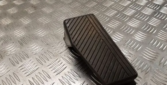 Foot area side trim