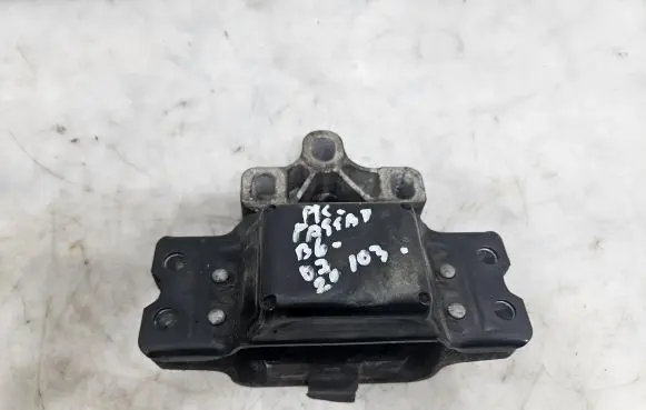 Volkswagen PASSAT B6 Engine mount bracket 3C0199555