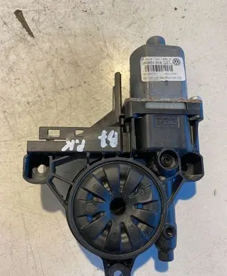 Volkswagen PASSAT B7 Front door window regulator motor 0130822451