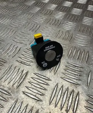 Passenger airbag on/off switch