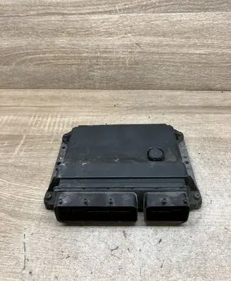 Toyota Avensis T270 Engine control unit/module 8966105D30 MB2759000181