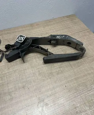 Mercedes-Benz E W211 Accelerator throttle pedal A2033010001