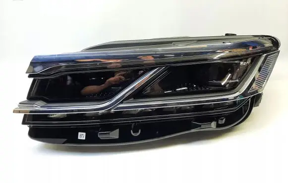 Volkswagen Touareg III Headlight/headlamp 761941081