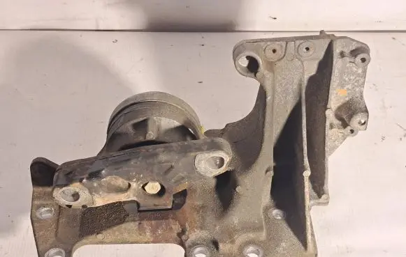 Nissan Qashqai Engine mounting bracket 11220JD700