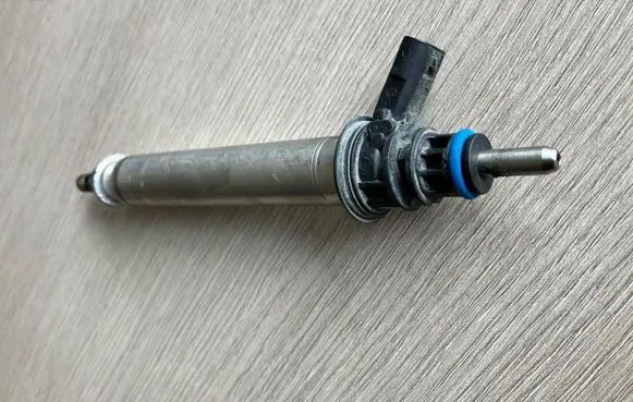 Mercedes-Benz C W205 Fuel injector A2560700187