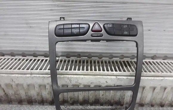 Mercedes-Benz C W203 Radio/GPS head unit trim 