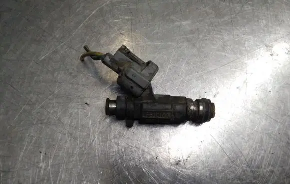 Subaru Legacy Fuel injector FBJC100 0008Y13