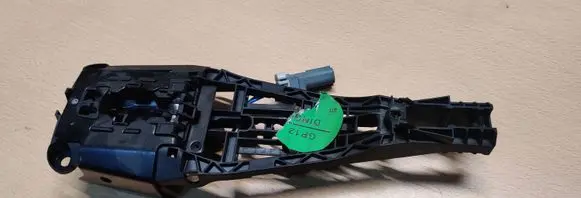 Chevrolet Malibu Front door exterior handle/bracket 13577493