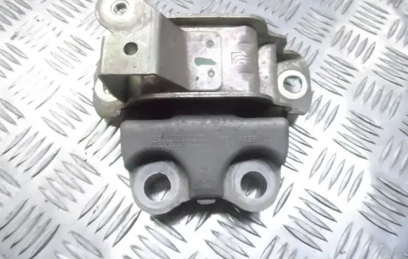 Fiat 500L Engine mount bracket 557028330