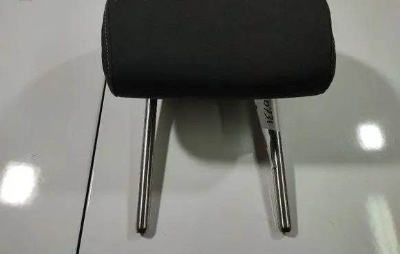 Volkswagen Golf V Front seat headrest 
