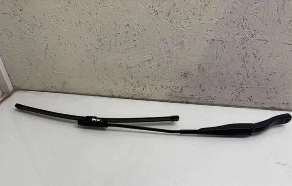 Front wiper blade arm