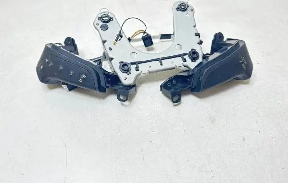 Steering wheel buttons/switches