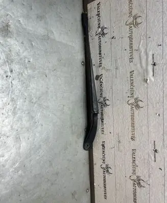 Front wiper blade arm