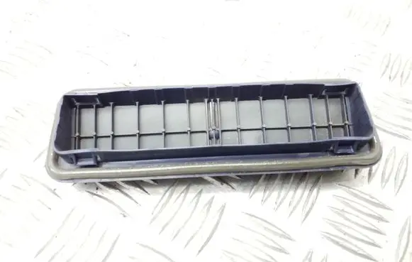 Quarter panel pressure vent
