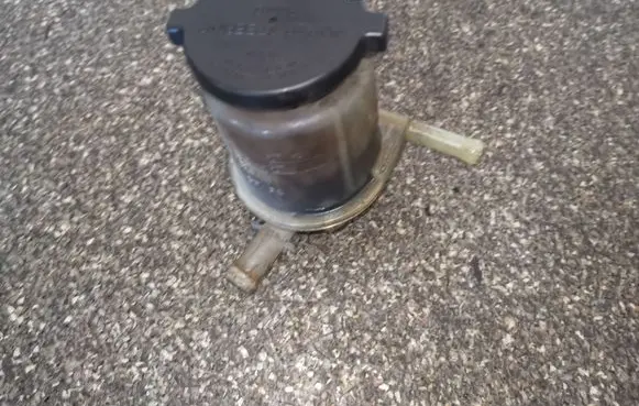Power steering fluid tank/reservoir