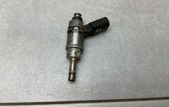 Audi A4 S4 B8 8K Fuel injector 06E036F