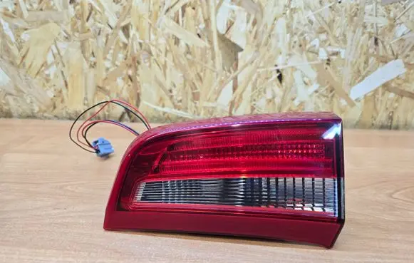 Tailgate rear/tail lights