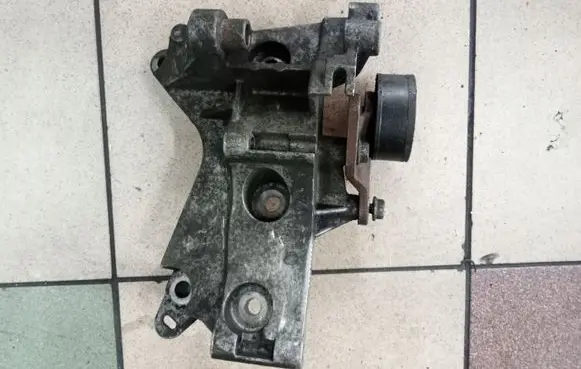 Renault Megane II Generator/alternator bracket 8200185605