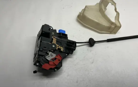 Volkswagen Golf V Rear door lock 7L0839016 1K0839350