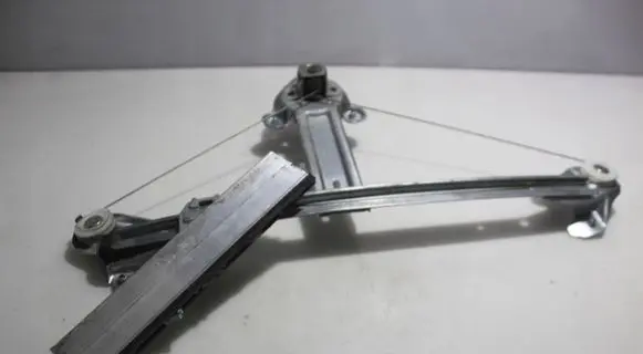 Rear window lifting mechanism without motor