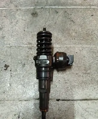 Volkswagen PASSAT B5.5 Fuel injector 0414720037