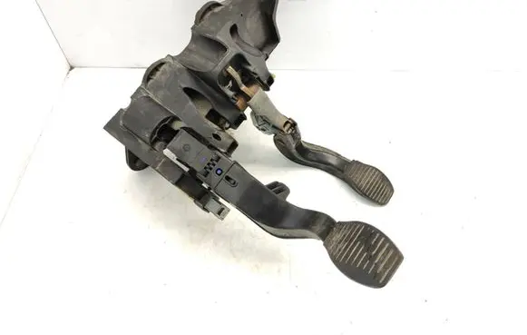 Opel Corsa D Pedal assembly 13307754