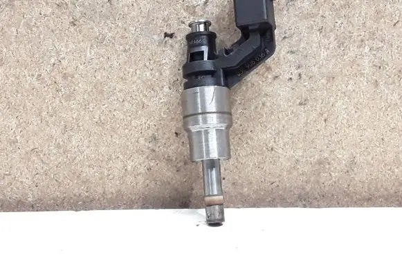 Volkswagen Golf V Fuel injector 03C906036A