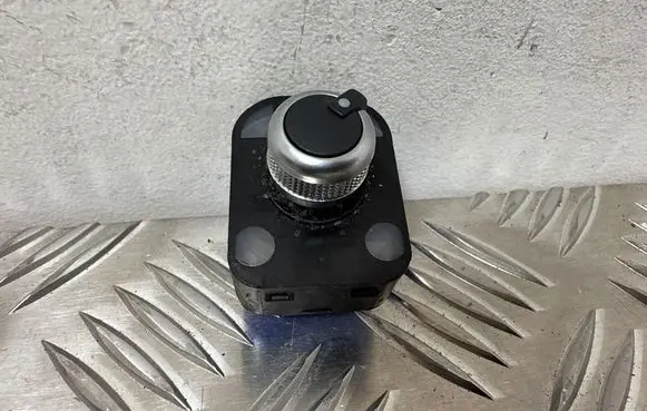 Wing mirror switch