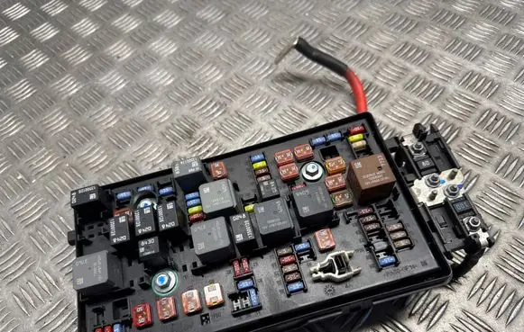 Opel Insignia A Fuse module 13255300 529050199