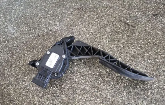 Opel Insignia A Accelerator throttle pedal 13237352