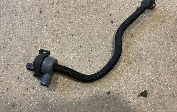 BMW M5 F90 Breather/breather pipe/hose 7636149