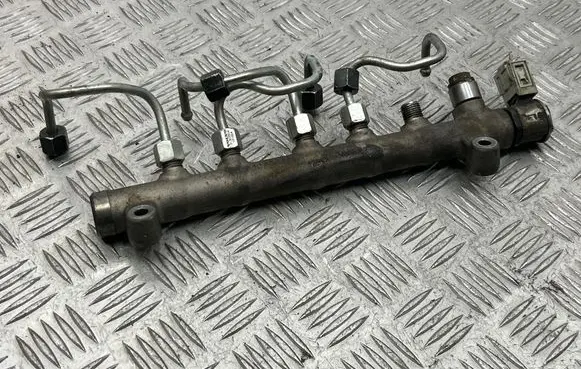 Volvo V40 Fuel main line pipe 