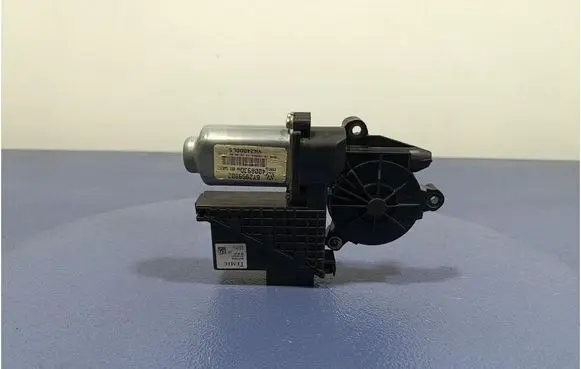 Volkswagen Polo IV 9N3 Front door window regulator with motor 6Y2959802