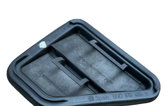 Quarter panel pressure vent