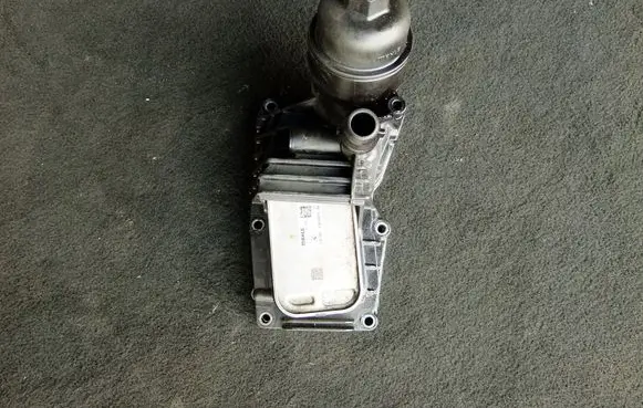BMW 1 F20 F21 Oil filter mounting bracket 8507626 70377354