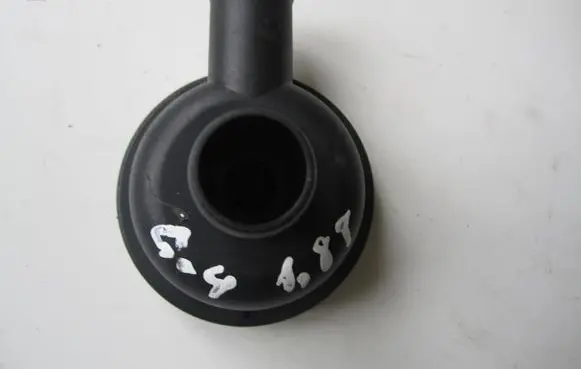 Volkswagen Golf IV Breather valve 034129101B