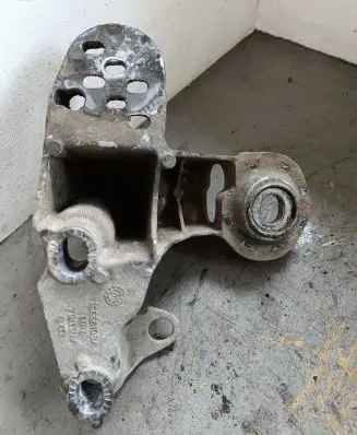 Audi A4 S4 B5 8D Engine mounting bracket 4b0199351