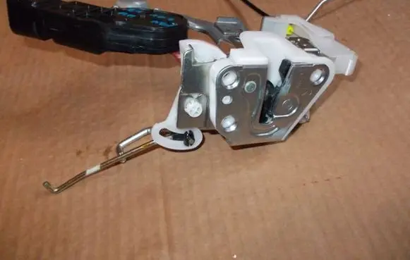 Peugeot 107 Front door lock