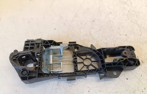 Volkswagen PASSAT B6 Front door exterior handle/bracket 3C0837886J