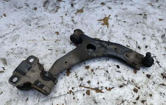 Volvo V40 Front lower control arm/wishbone 