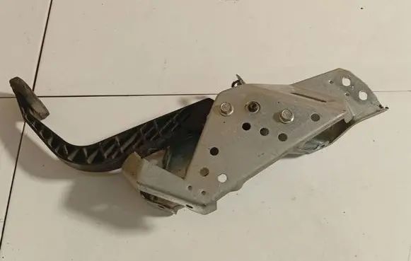 Opel Zafira A Clutch pedal 90581106